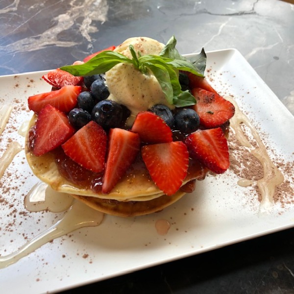 PANCAKE ARTESANO CON FRUTOS ROJOS